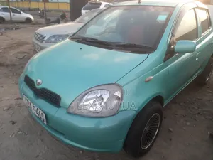 Toyota Vitz 2000 Green