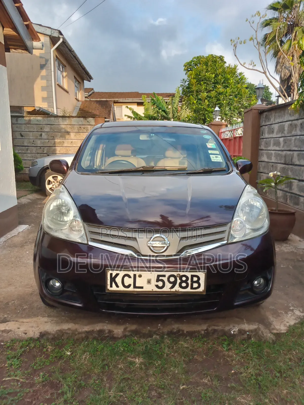 Nissan Note 2010 Maroon