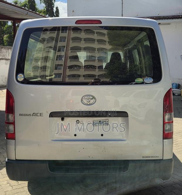 Toyota HiAce 2020 Silver - thumbnail 10