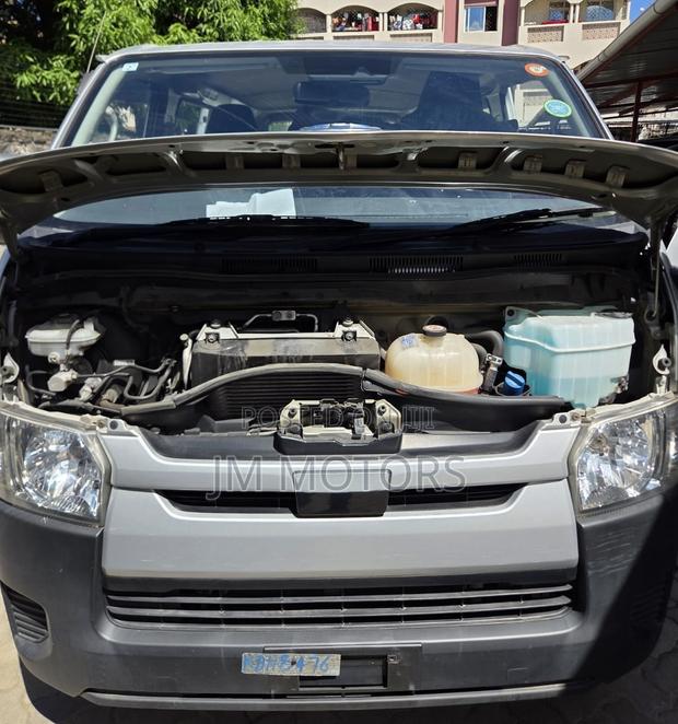 Toyota HiAce 2020 Silver - thumbnail 14