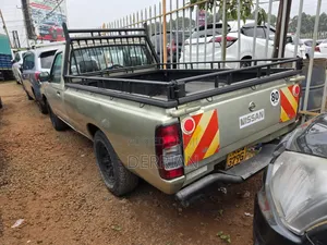 Nissan NP300 2011 Gray