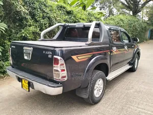 Toyota Hilux 2013 Blue