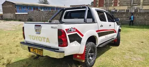 Toyota Hilux 2011 White