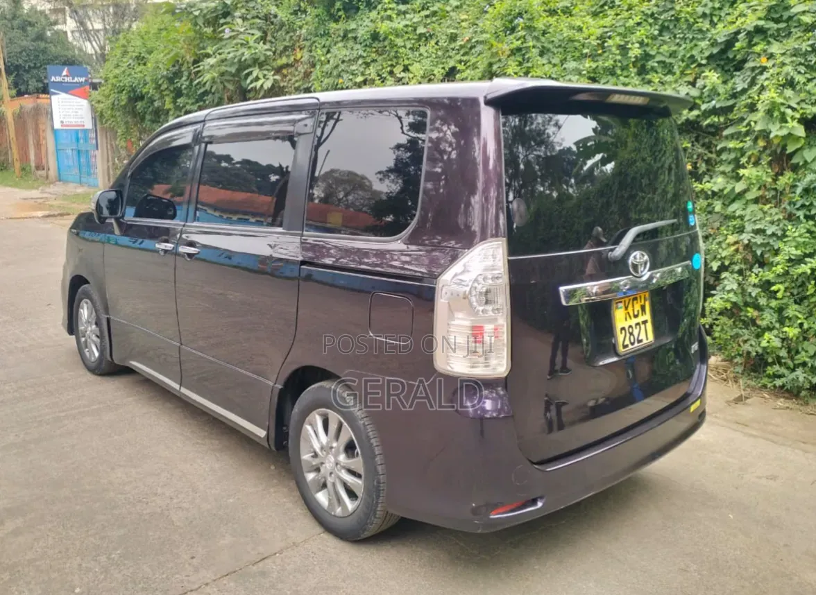 Toyota Voxy 2012 Maroon