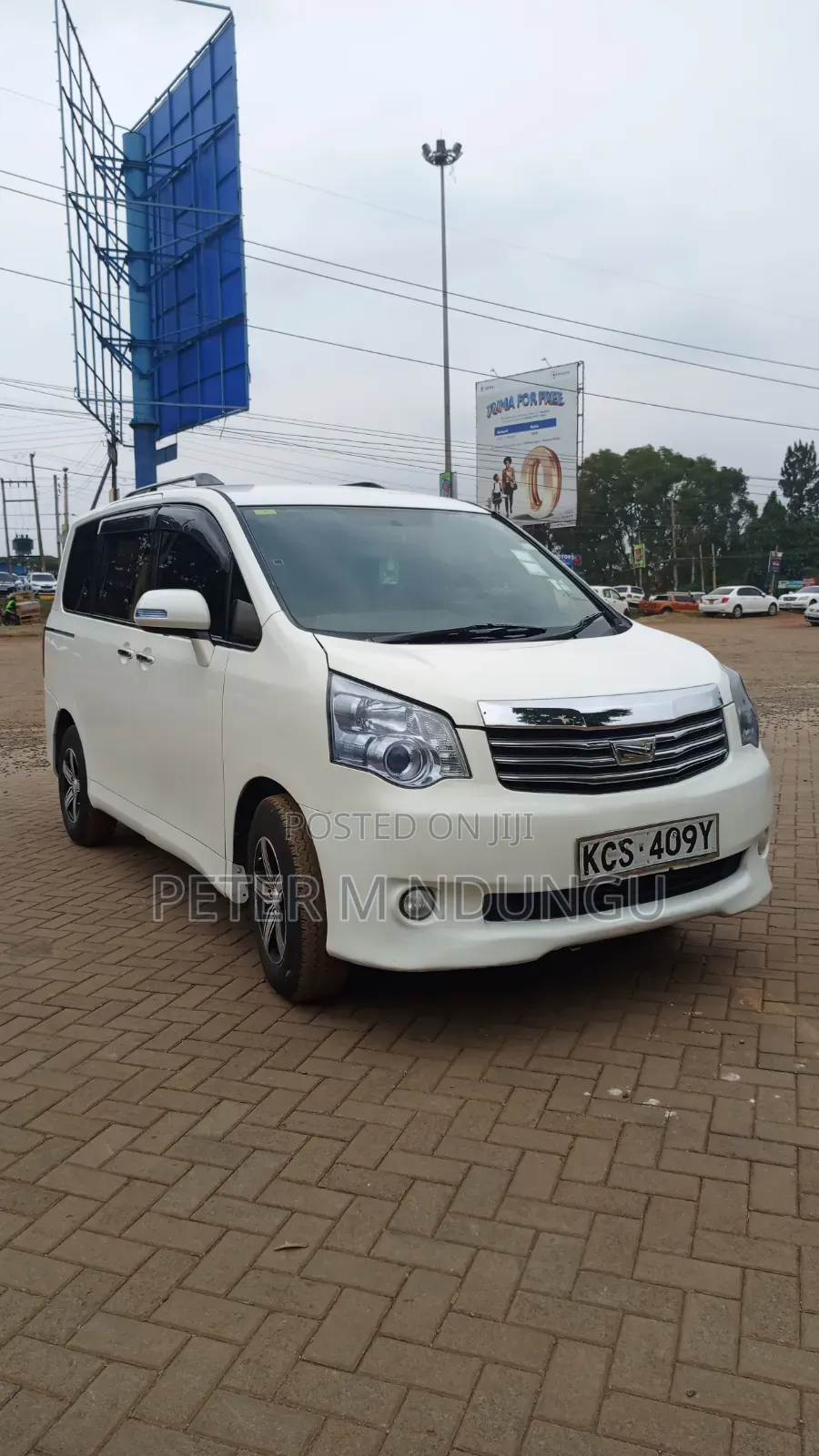 Toyota Noah 2011 White