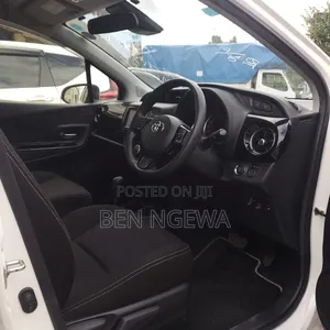 Toyota Vitz 2019 Silver