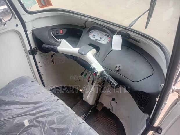 Piaggio 2025 White - thumbnail 5