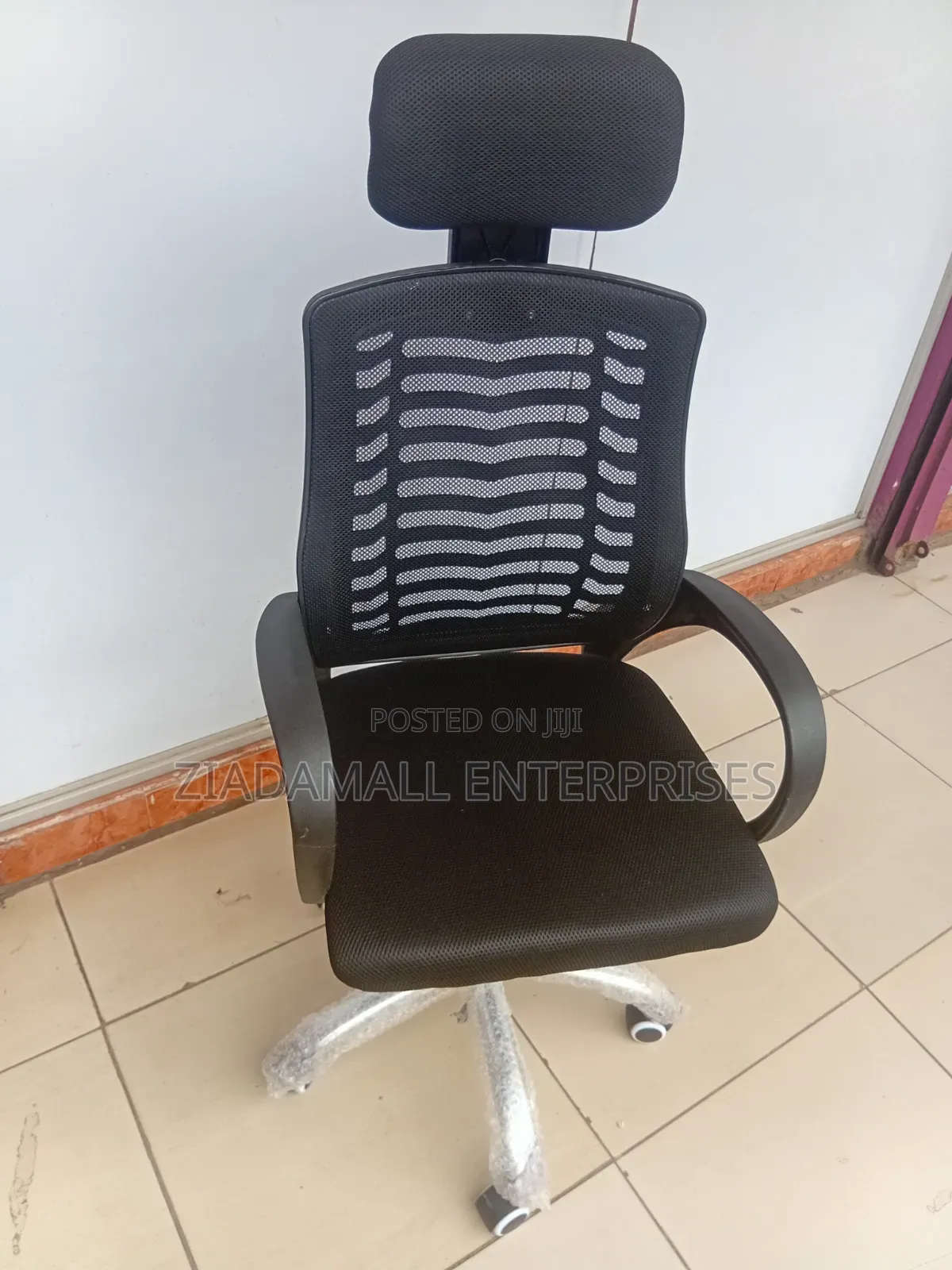 Elegant Office Chair With Head Rest