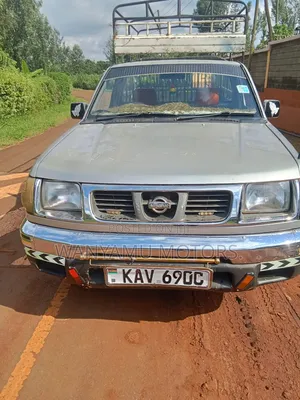 Nissan Hardbody 2000 Gray