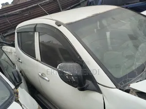 Mitsubishi L200 2012 White