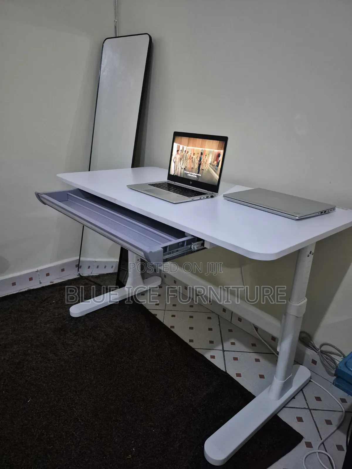 Manual 1.2m Adjustable Table
