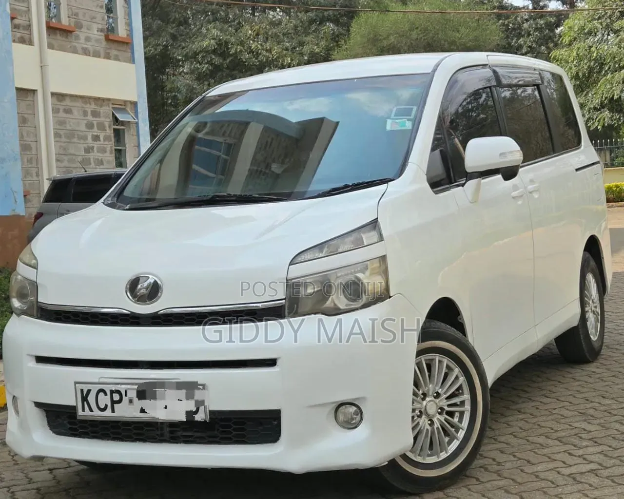 Toyota Voxy 2011 White