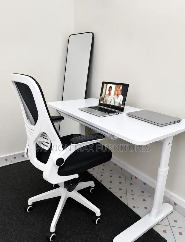 Manually Adjustable Table +Chair - main view