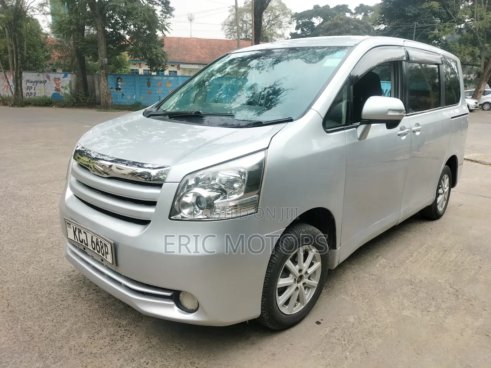 Toyota Noah 2009 Silver