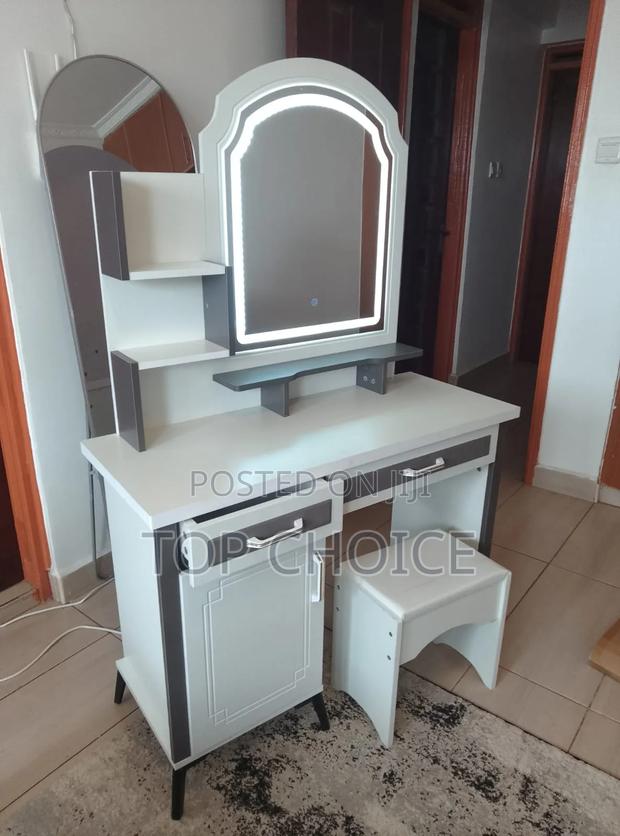 Dressing Table With Lights - thumbnail 2