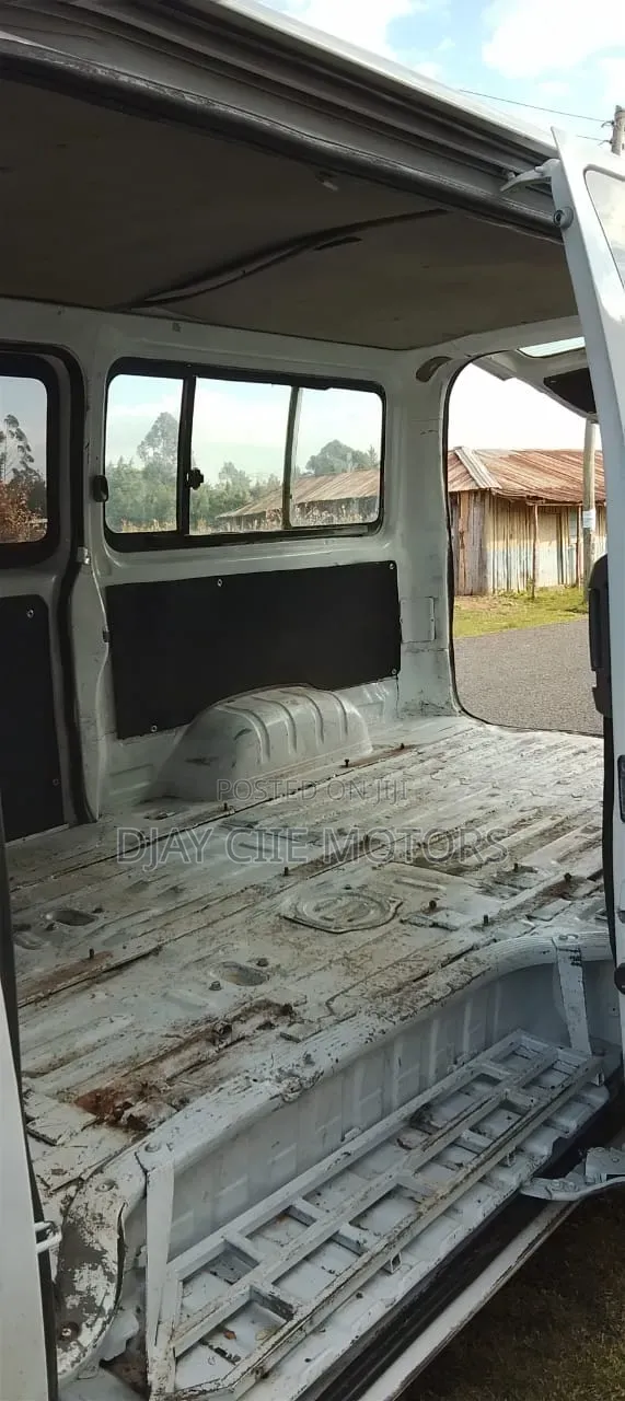 Toyota HiAce 2010 White