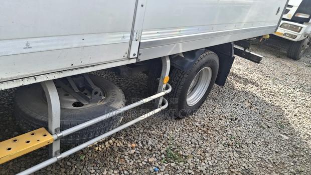 Isuzu Canter - thumbnail 4