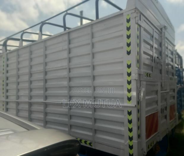 Isuzu NPR Lorry 2011 White - thumbnail 8