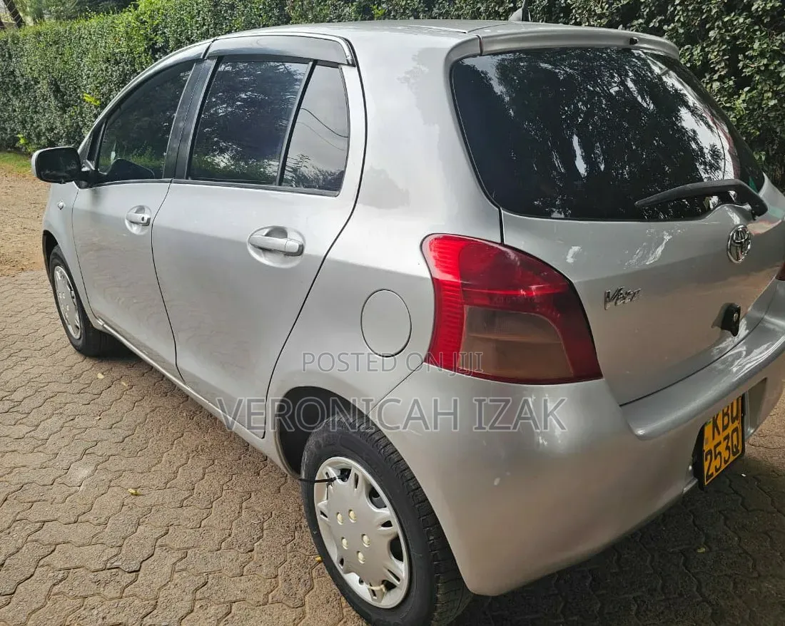 Toyota Vitz 2006 Silver