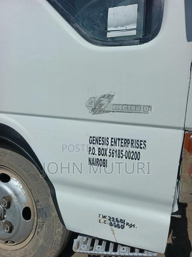 Isuzu Elf 2001 White - thumbnail 4