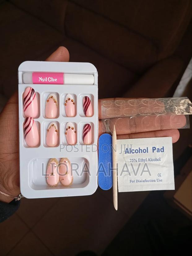 Press on Nails - thumbnail 2