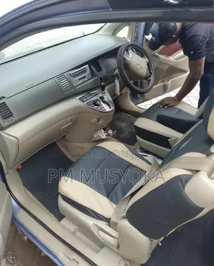 Toyota ISIS 2009 Blue
