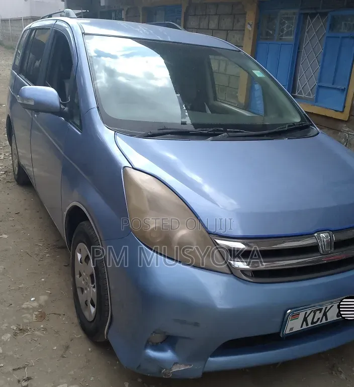 Toyota ISIS 2009 Blue