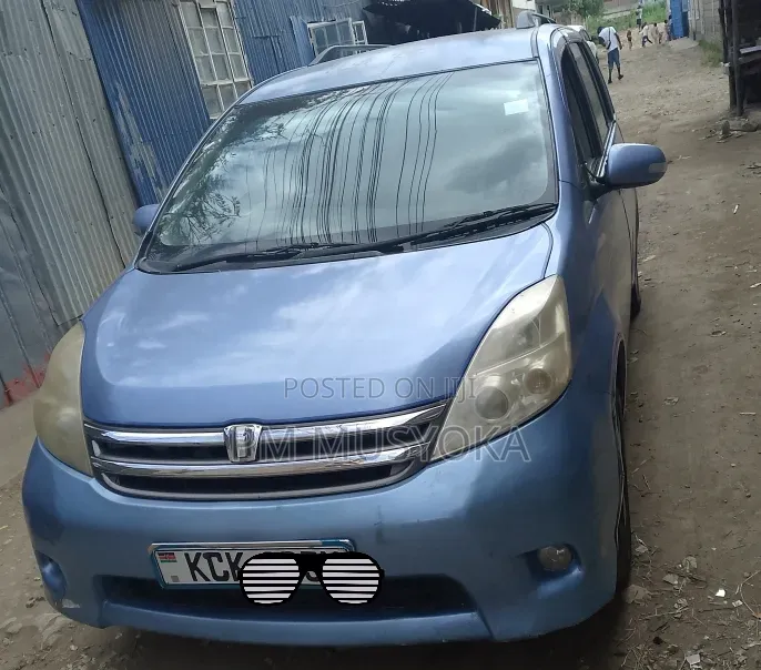 Toyota ISIS 2009 Blue