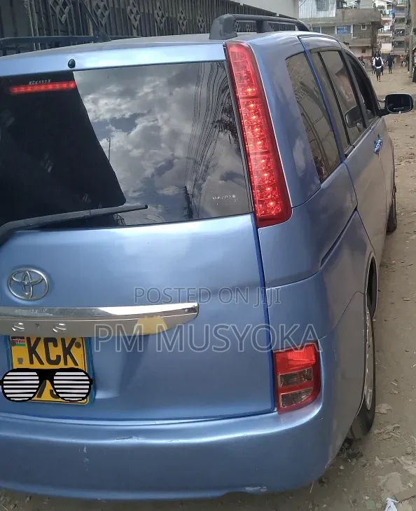Toyota ISIS 2009 Blue