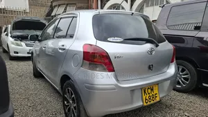 Toyota Vitz 2010 Silver