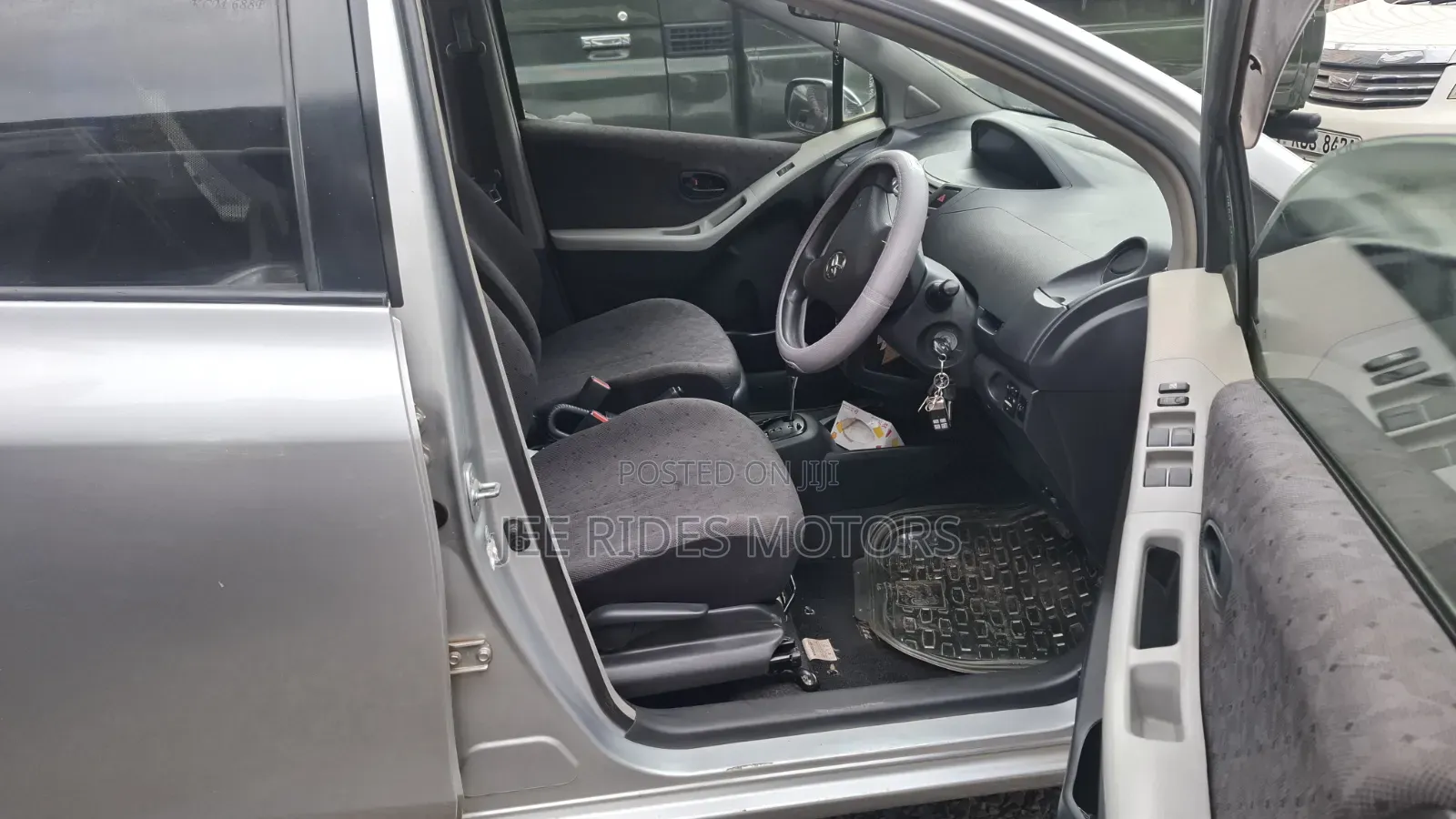 Toyota Vitz 2010 Silver