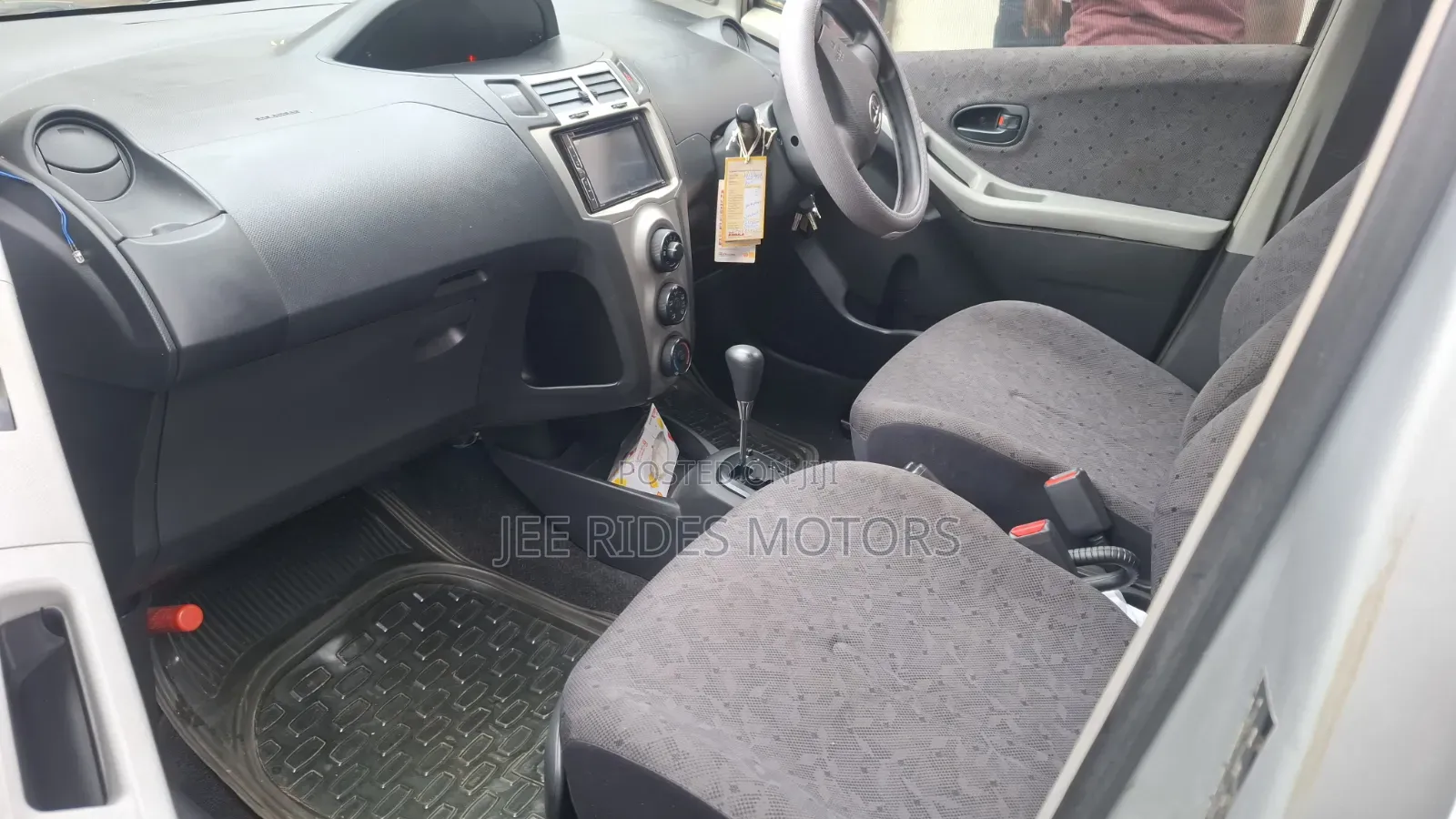 Toyota Vitz 2010 Silver
