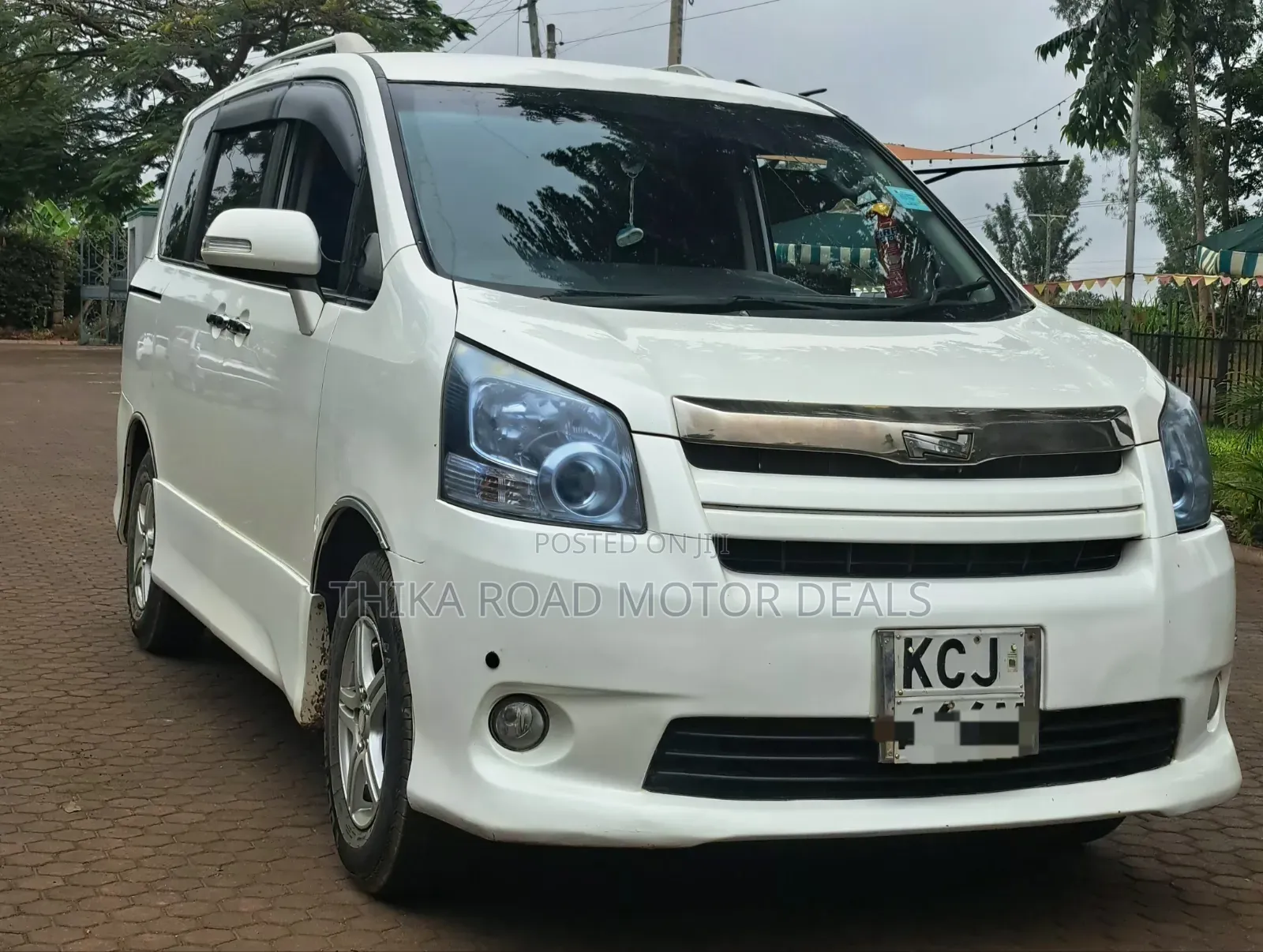 Toyota Noah 2010 White