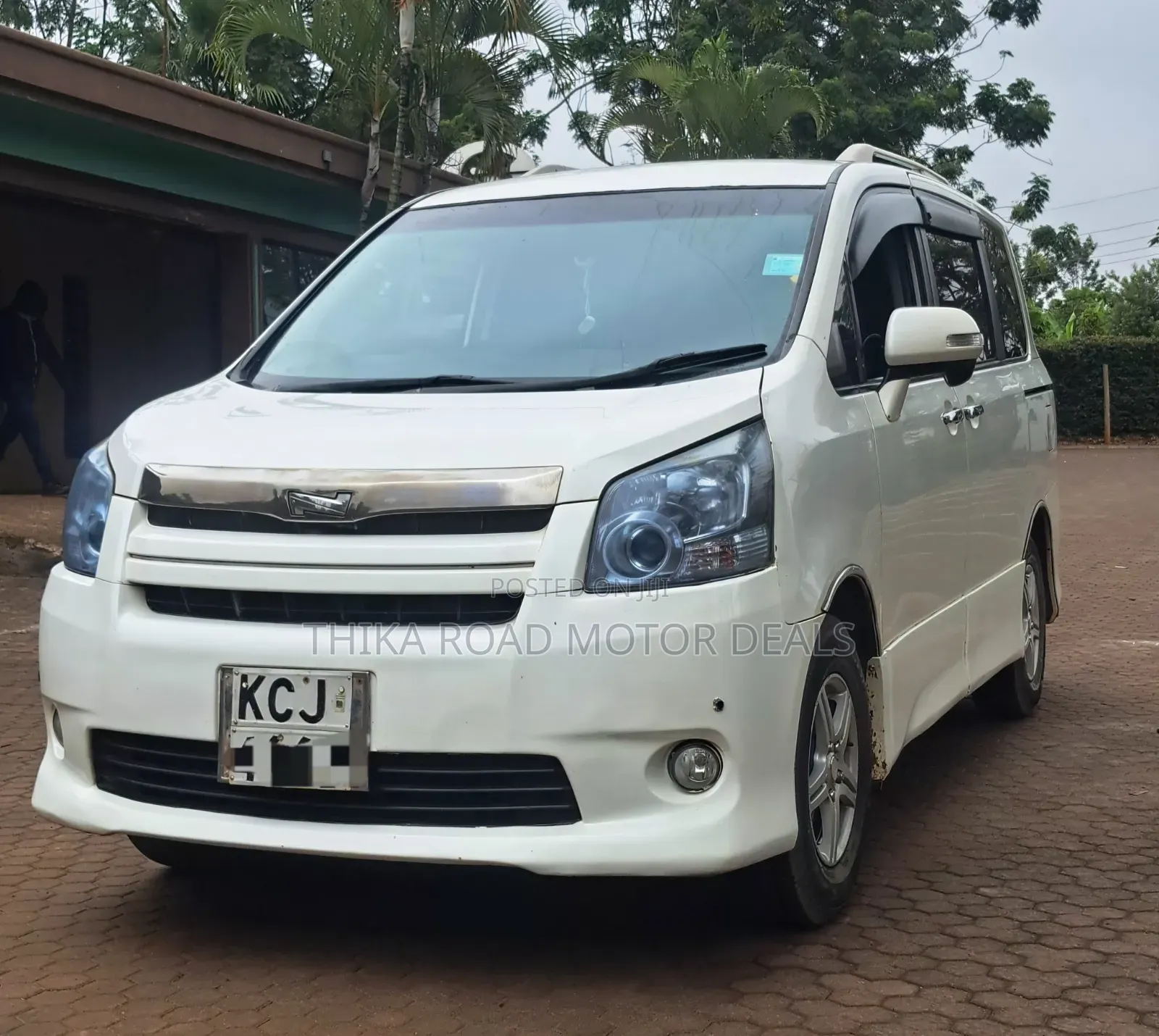 Toyota Noah 2010 White