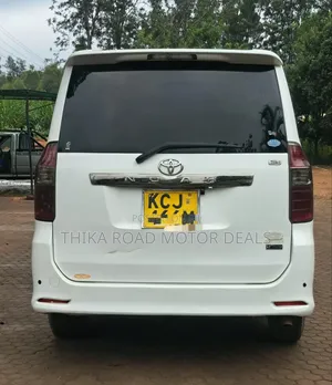 Toyota Noah 2010 White