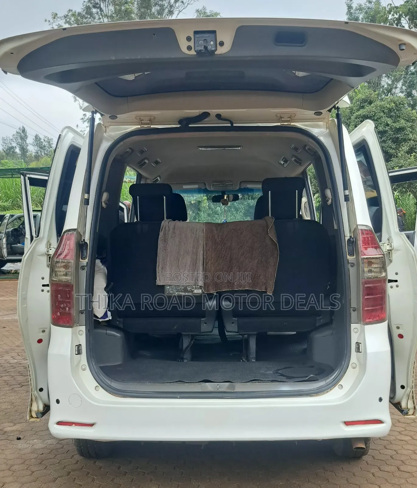 Toyota Noah 2010 White