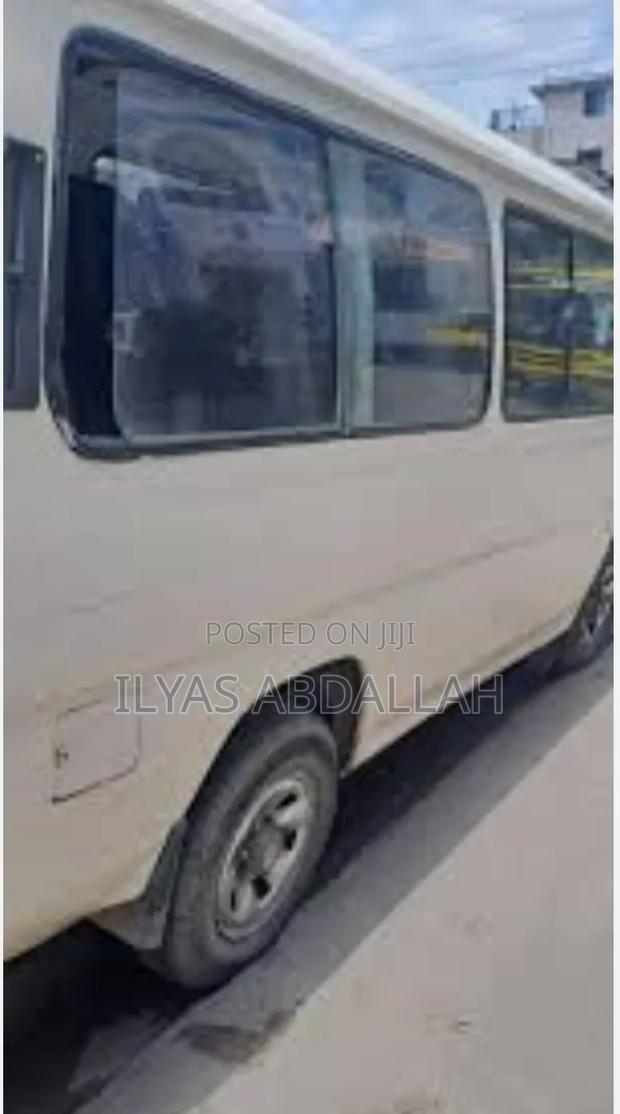 Nissan Caravan (Urvan) 2008 White - thumbnail 3