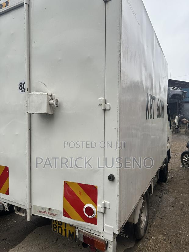 Toyota Dyna 2010 White - thumbnail 2