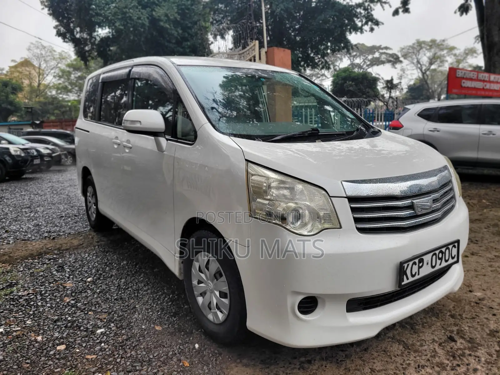 Toyota Noah 2011 White