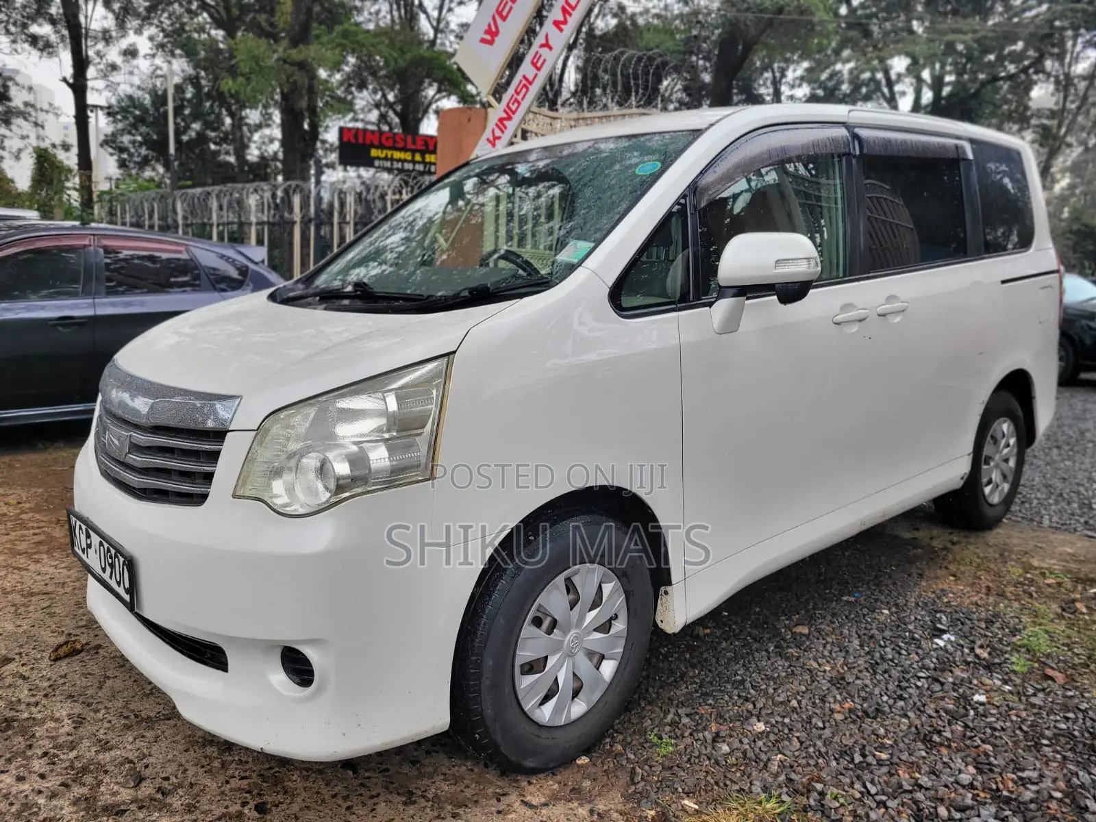 Toyota Noah 2011 White