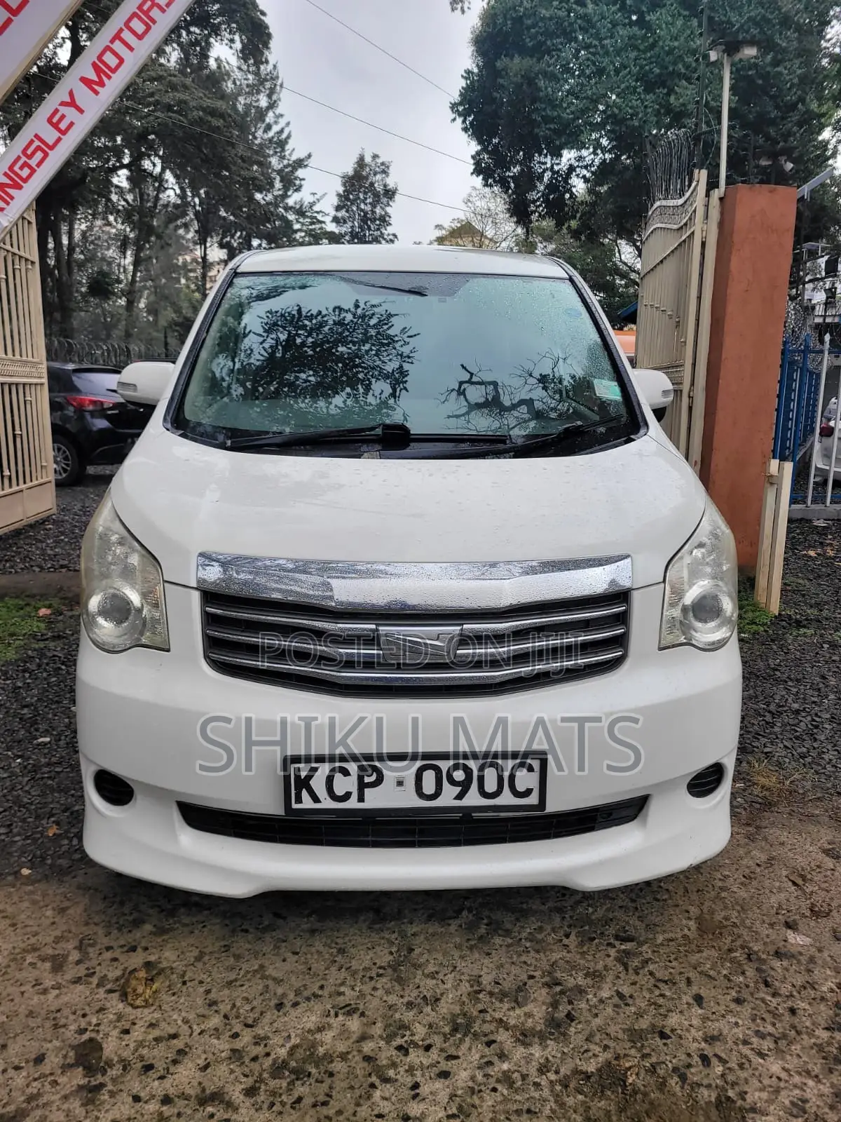Toyota Noah 2011 White