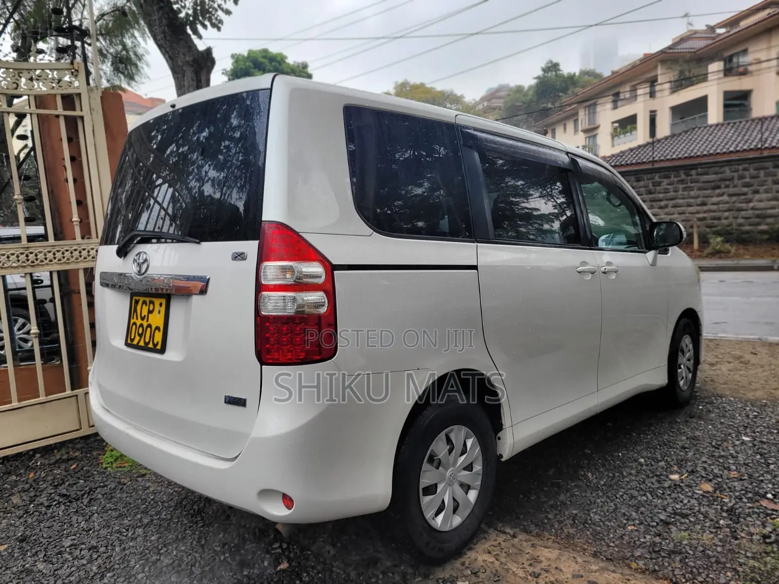 Toyota Noah 2011 White