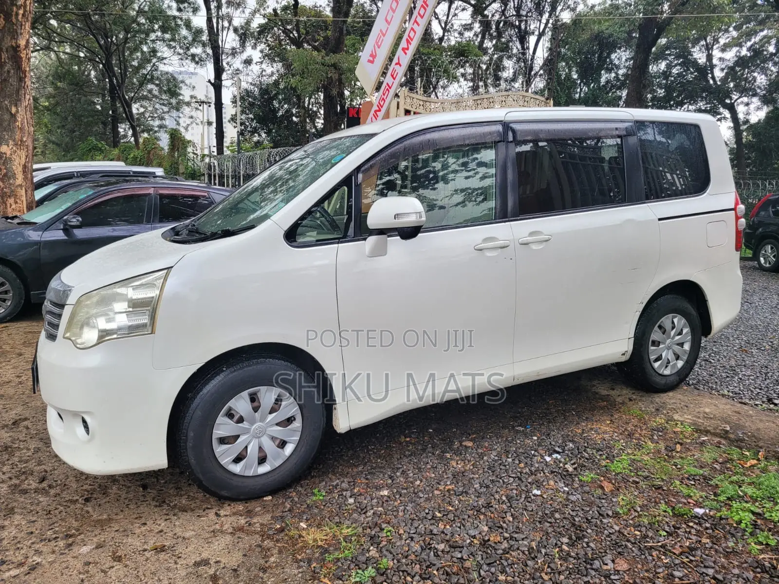 Toyota Noah 2011 White