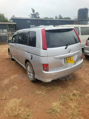 Toyota ISIS 2010 Gray