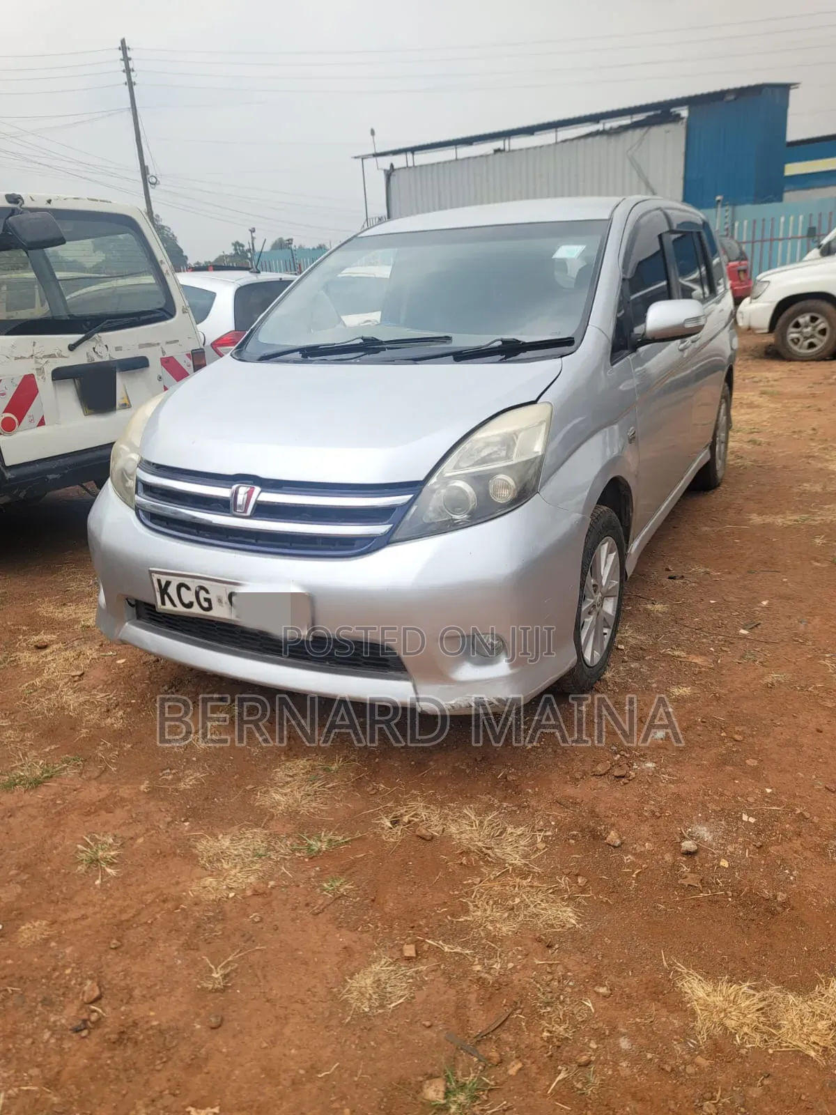 Toyota ISIS 2010 Gray
