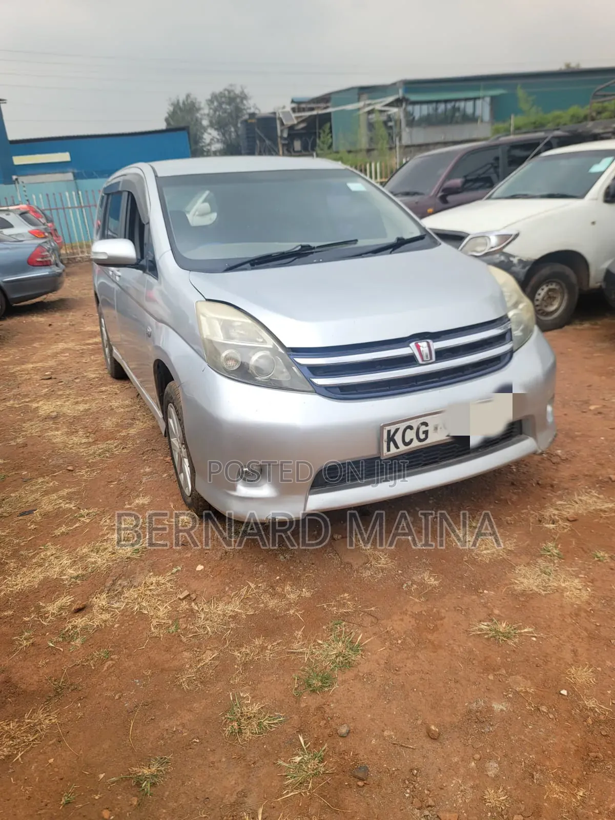 Toyota ISIS 2010 Gray