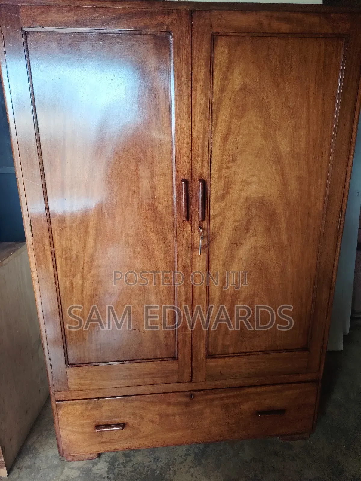 Modern Wooden Wardrobe With Spacious Storage