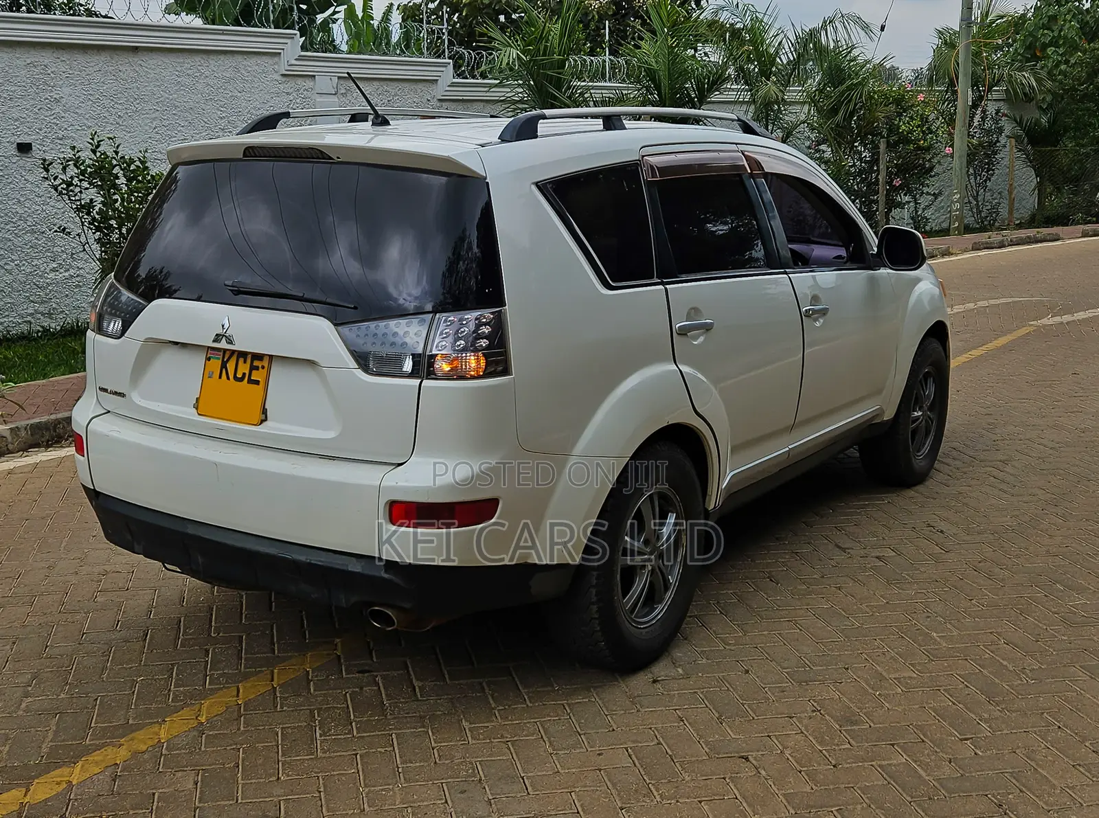 Mitsubishi Outlander 2.4 GLS Automatic 2009 White