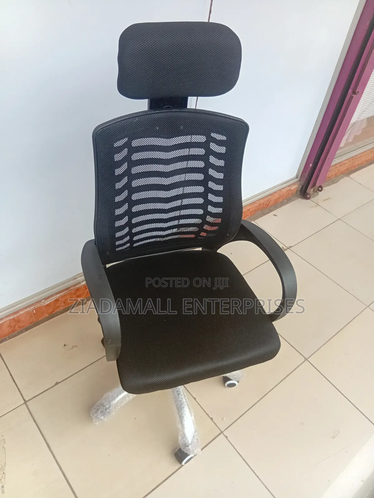 Ergonomic High-Back Mesh Office Chair With Adjustable Headrest