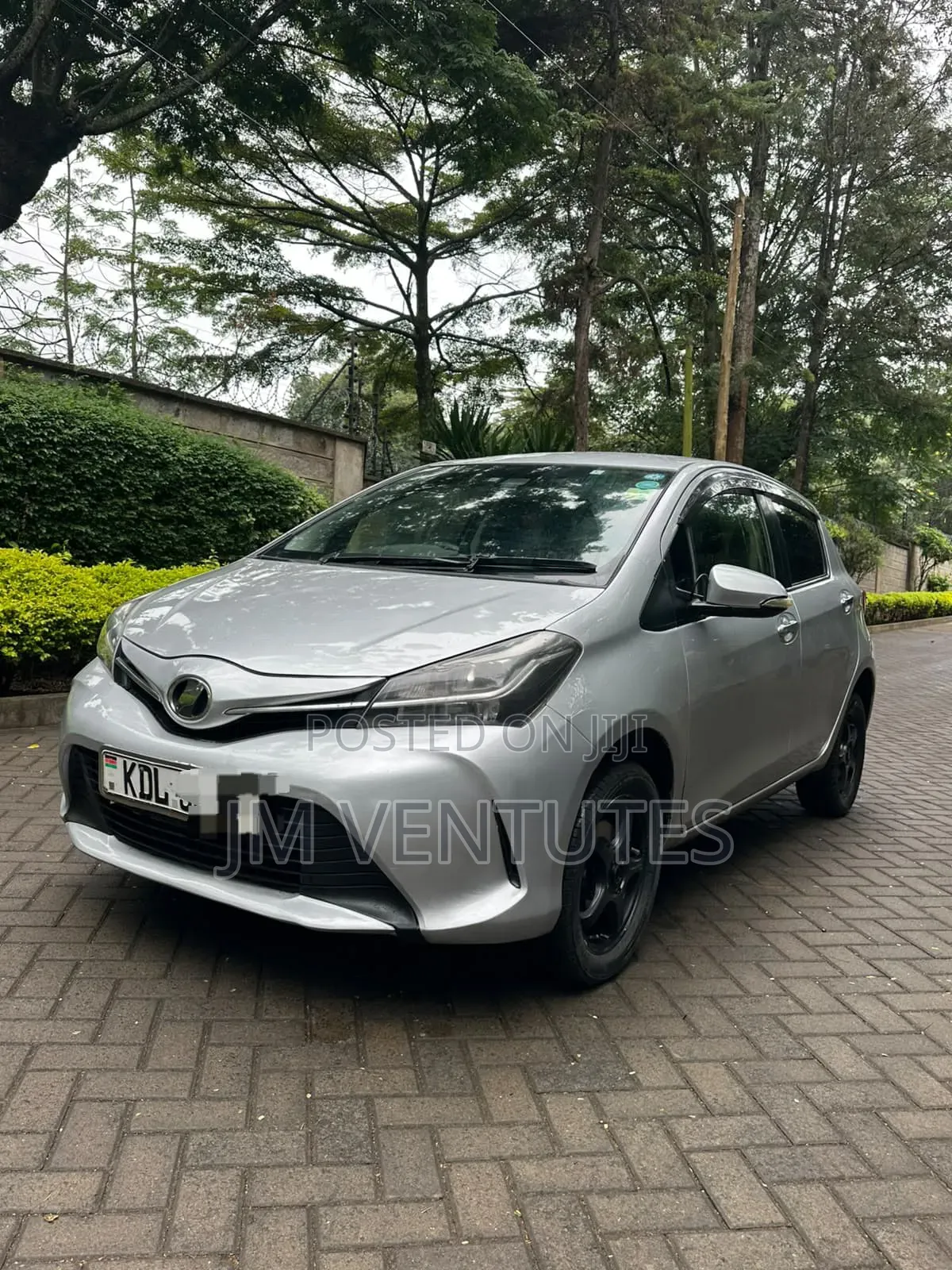 Toyota Vitz 2016 Silver